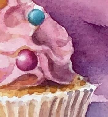 Three cupcakes and three strawberries on a plate pink and violet  colours 