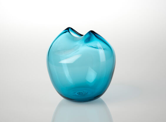 Round hollow glass vessel with a pinched slot opening 