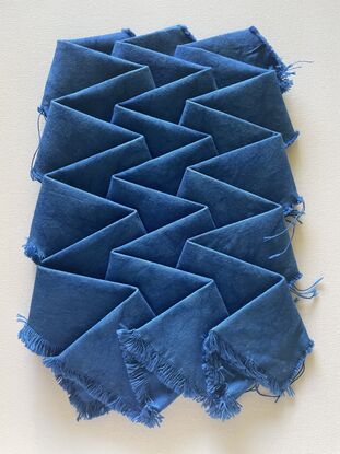 Hand-dyed canvas, the unfolded fabric is larger than A2, and folded it is A4 size.
Inside the artwork it is lined with paper to maintain its shape and the origami folds do not come apart, and a wooden board to protect it from the wall with an iron thread to be able to hang it on the wall easily. 