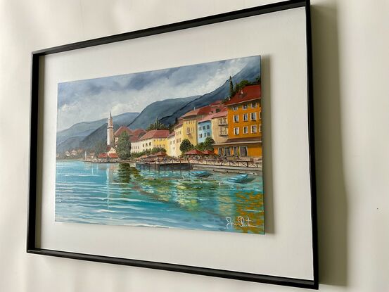 Buildings and boats on the shore of Lake Annecy in France