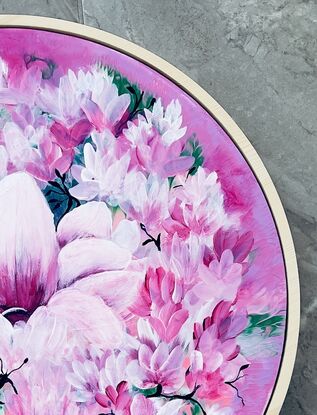 This circular canvas has 2 coats of liquid flow pour paint a decorative pallet of magenta pink and light pink and white ,and garden green submerged into the canvas creating a floral atmosphere back ground for these lovely Magnolia flowers
A liquid flow paint used with a brush for the second coat 
Hand painted the Magnolias for second coat 
Thirdly the surface is varnished with Matt clear to maintain the paintings Life 
Comes with a certificate Of Authenticity a unique design one off painting suitable for any room of the house , eg Bedroom Art ,bathroom Art ,study Art’
Ready to hang and free delivery 