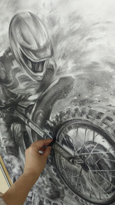 The painting depicts the moment when a motorcycle rider leaps up in an off-road race. Through the delicate brushstrokes of charcoal, the artist captures the dynamics of the motorcycle speeding by, and the splashing dirt and gravel are like energy bursting out in all directions, and the whole picture is full of symbols of wildness and freedom.