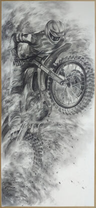 The painting depicts the moment when a motorcycle rider leaps up in an off-road race. Through the delicate brushstrokes of charcoal, the artist captures the dynamics of the motorcycle speeding by, and the splashing dirt and gravel are like energy bursting out in all directions, and the whole picture is full of symbols of wildness and freedom.