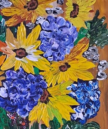 Sunflowers and hydrangeas in clear vase