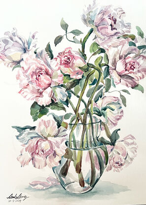 Elegant roses in transparent vase